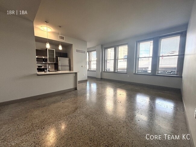 Building Photo - 306 E 12th St Unit 1002