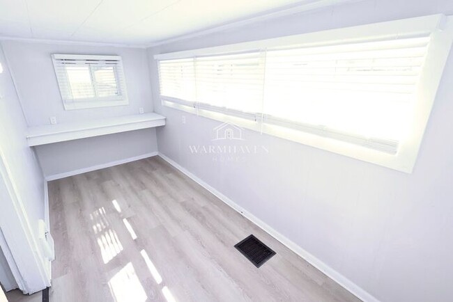 Photo - 570 Dayton St