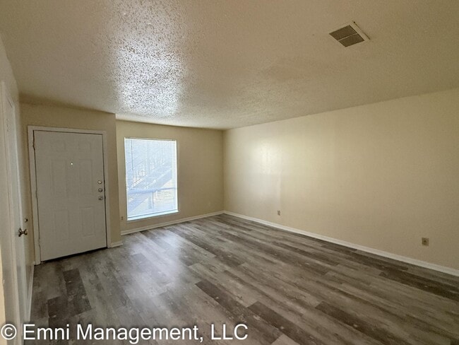 Photo - 205 Oak Trail Dr Unit B