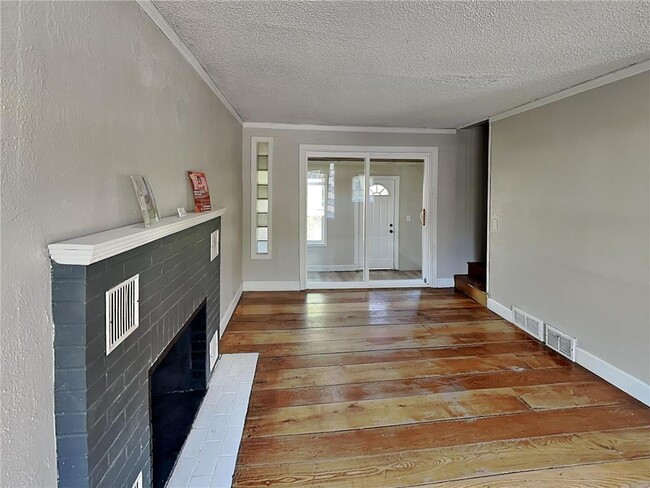 Photo - 140 Park St E