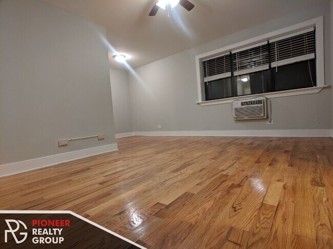 Photo - 510 W Briar Pl