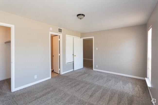 2BR, 1BA - 905 SF