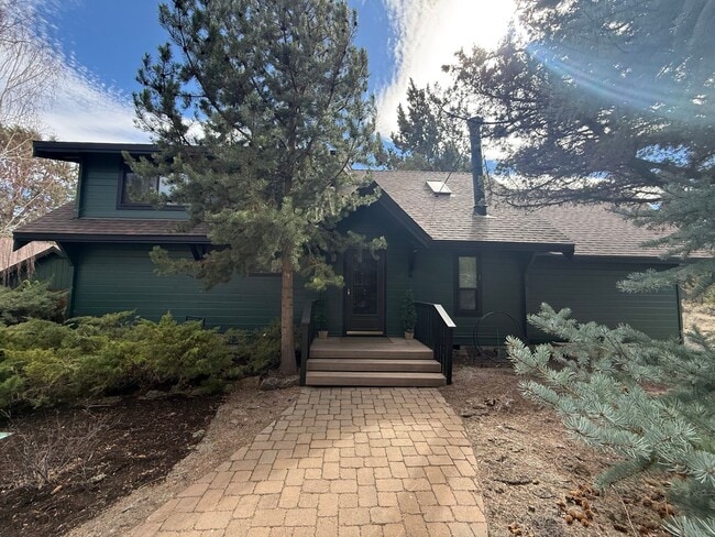 Building Photo - Beautiful and Bright 3 Bed/2 Bath with Acreage in NE Bend