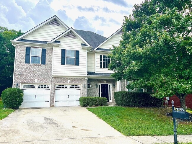 Building Photo - Large 4 Bedroom 2.5 Bath Home