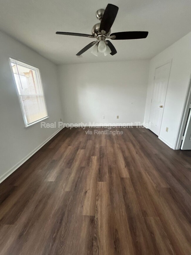 Photo - 128 Loch Cir