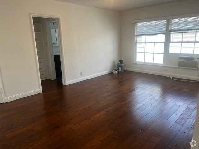 Building Photo - 5707 San Vicente Blvd Unit #5 Rental