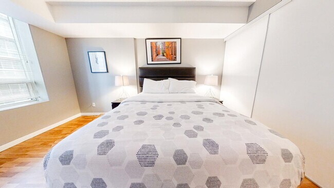 Photo - 136 Simcoe St Unit FL1-ID1031084P