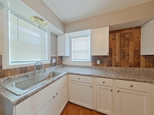 Photo - 1633 Veronica Ave