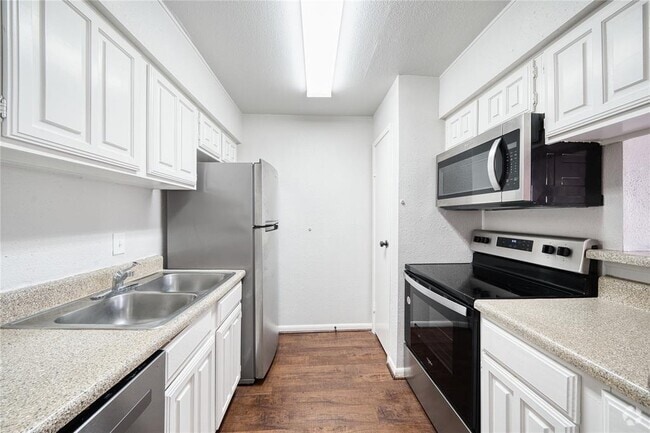 Building Photo - 6001 Reims Rd Unit 204 Rental