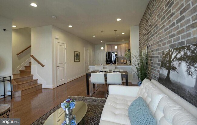 Photo - 2009 Richmond Hwy Unidad 101