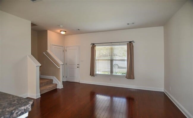 Photo - 412 Promenade Dr SW
