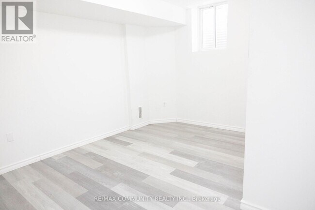 Photo - 481 Bessborough Dr