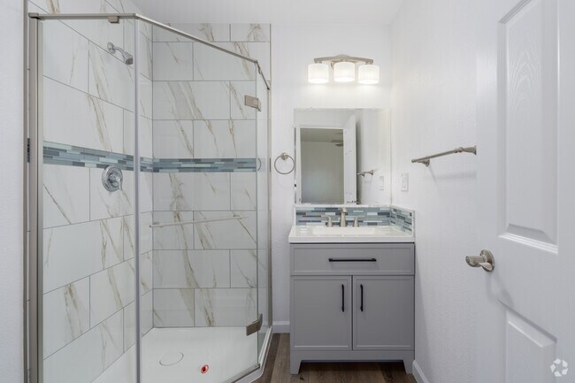 2BR, 2BA - 780SF - Primary Bathroom