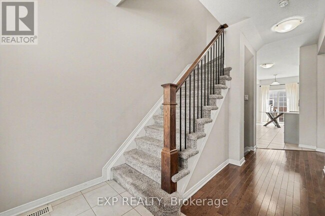 Photo - 450 Ashbourne Crescent