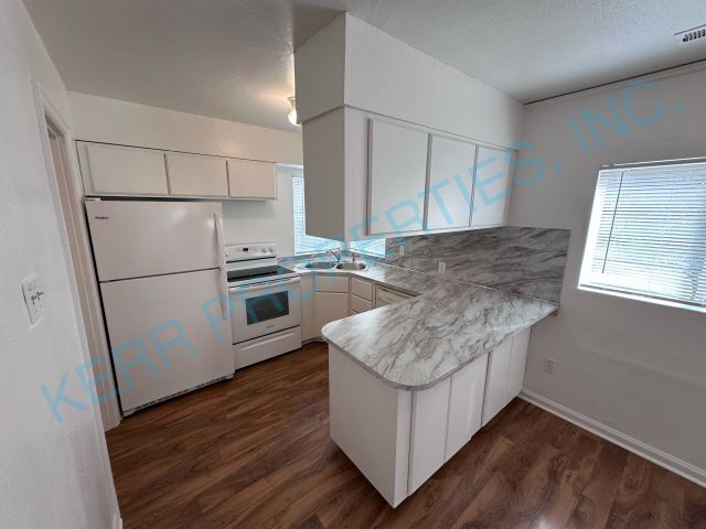 Photo - Charming 2-Bed Bungalow Retreat in Heart of Portland – Cozy 850 Sq Ft Space Awaits!