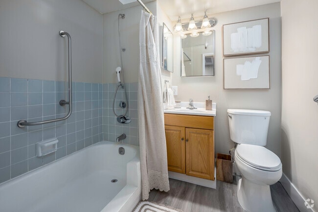 1 habitación, 1 baño, 580 pies cuadrados, baño
