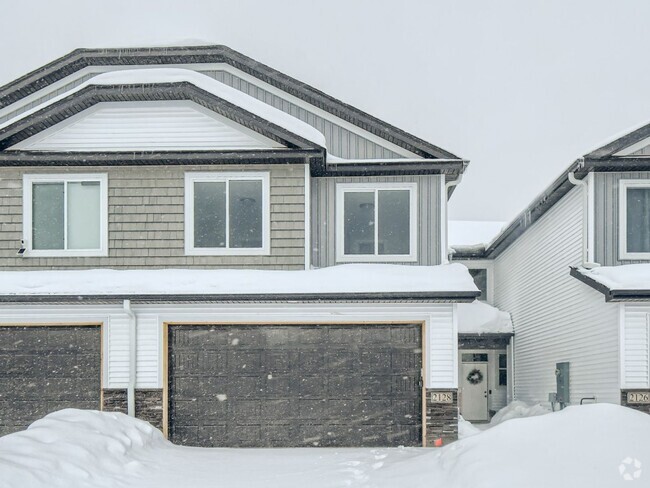 Building Photo - Stunning Townhome