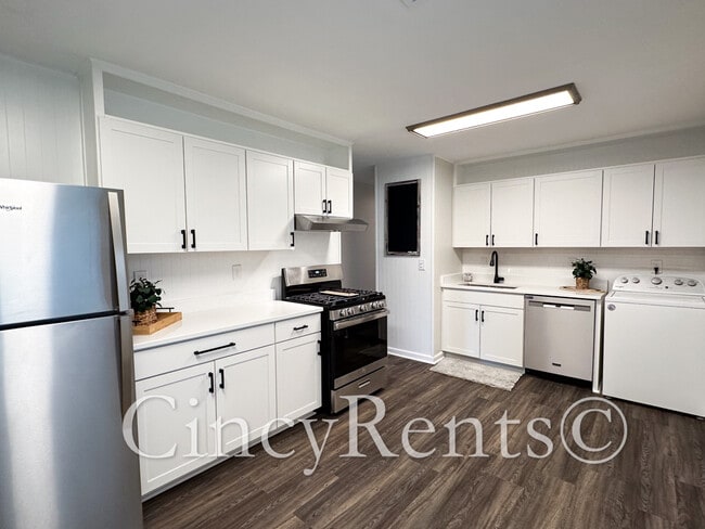 Photo - 988 Stratford Pl