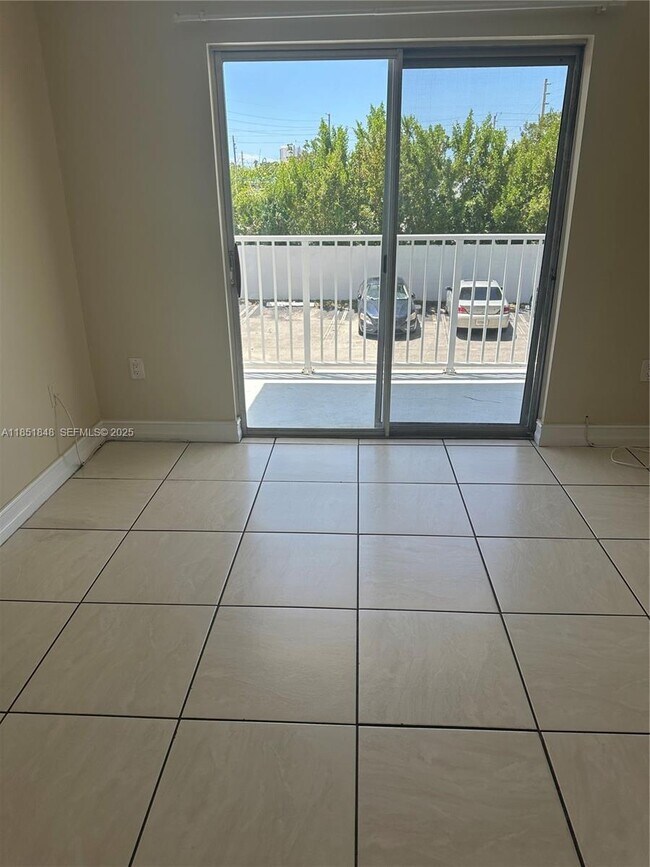 Building Photo - 16465 NE 22nd Ave Unit 212