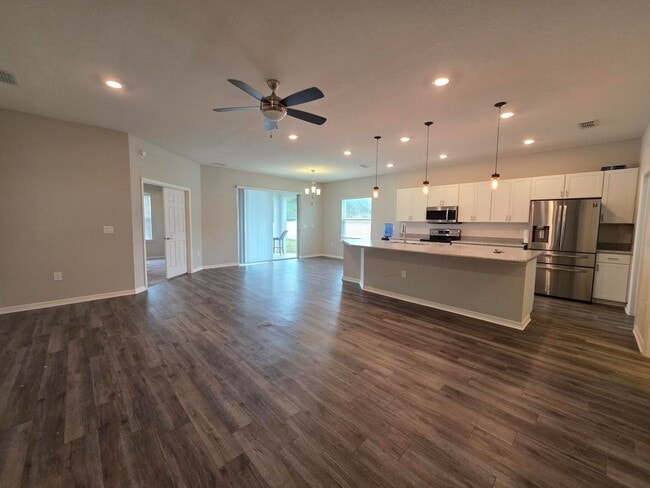 Photo - 4-Bedroom, 2.5-Bathroom in Lakeland