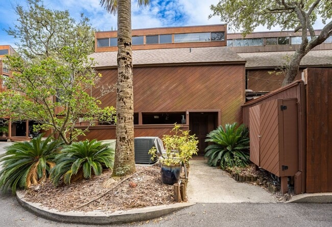 Building Photo - Chalet by the Sea SHORT OR LONG TERM RENTAL