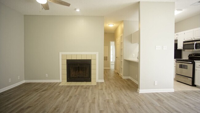 Building Photo - PRELEASE 8/15/2025 2/2 with Large Private ... Unit 107
