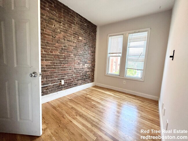 Photo - 733 Parker St