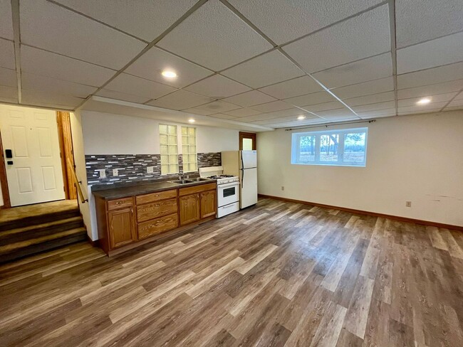 Building Photo - 2093 Creek Rd Unit #3 Lower Rental