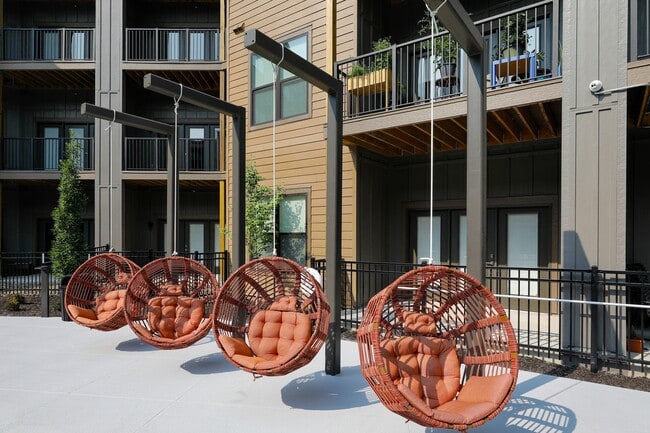 SWING INTO RELAXTION POOLSIDE