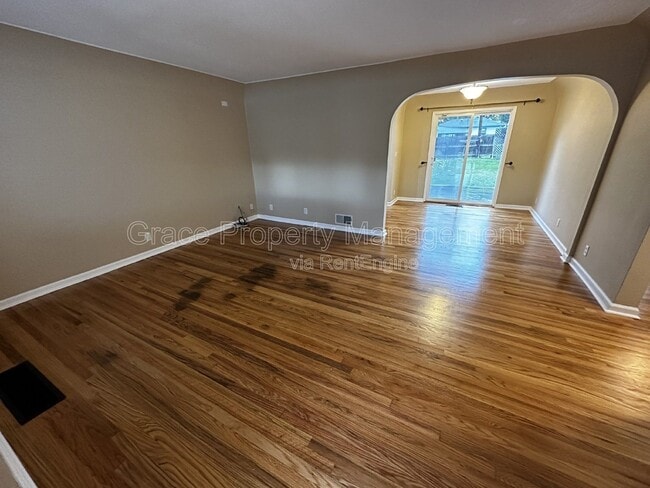 Photo - 1685 Yukon St