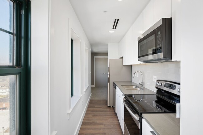 Building Photo - 3835 Main St Unit - 810 Rental