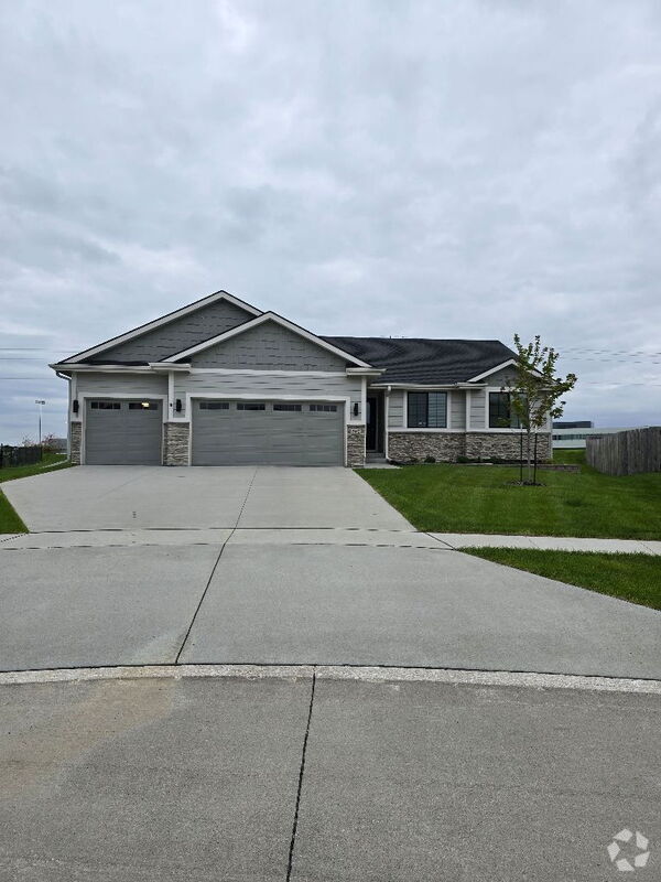 Building Photo - 300 SE Red Fern Dr Rental