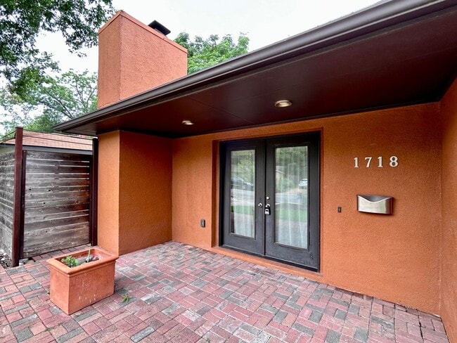 Photo - 1718 Giles St