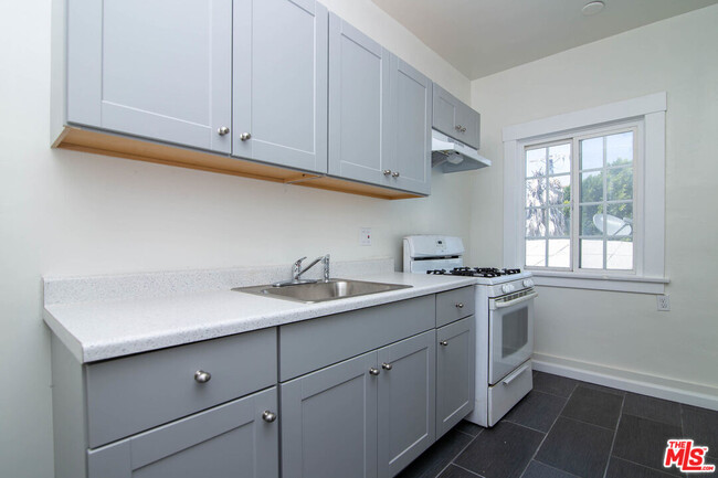 Building Photo - 4019 W Olympic Blvd Rental