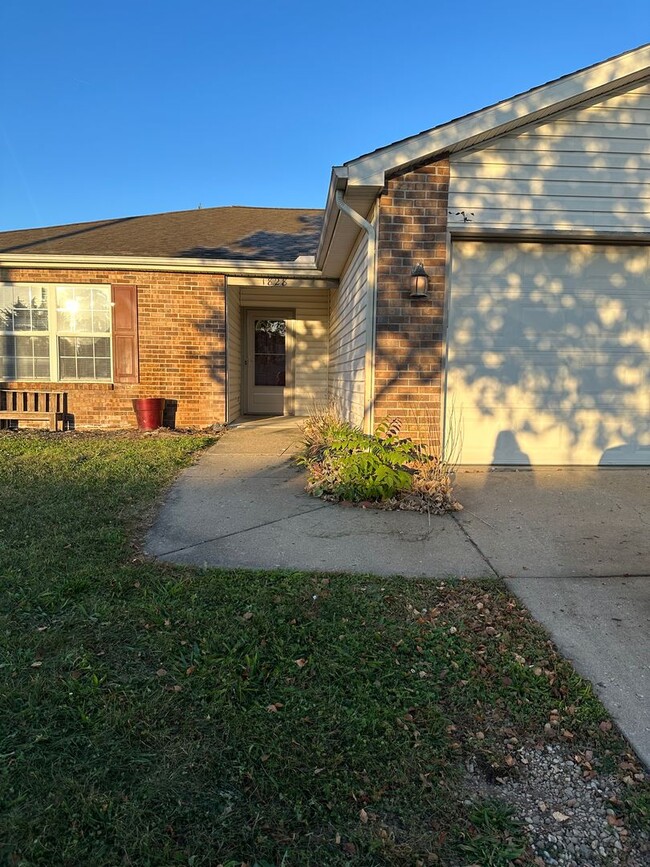 Beautiful 3 bedroom 2 bath home with 2 car... - Beautiful 3 bedroom 2 bath home with 2 car...