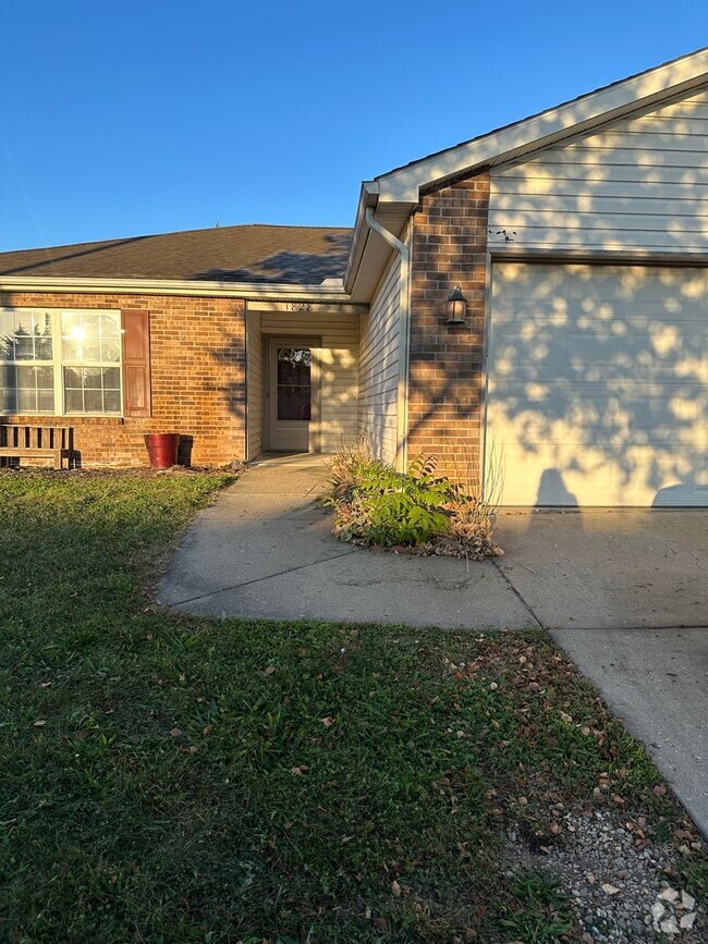 Building Photo - Beautiful 3 bedroom 2 bath home with 2 car...