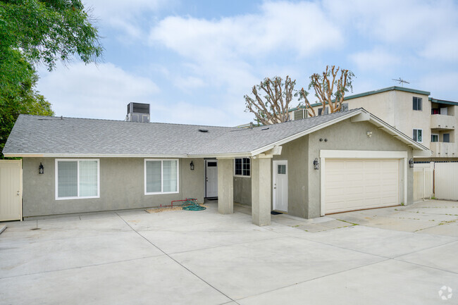 Building Photo - 16132 Chatsworth St Rental
