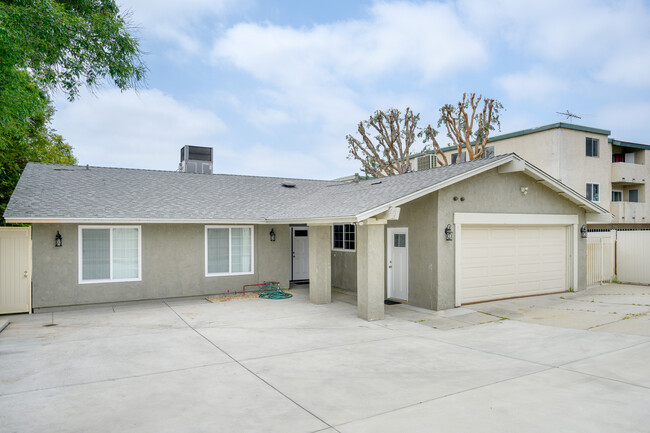 Photo - 16132 Chatsworth St House