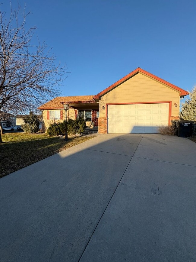 Building Photo - 4 bed 2 1/2 bath home!