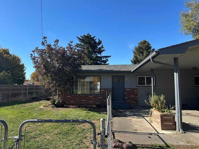 Building Photo - Spacious 4 Bedroom Home with Fireplace & F...