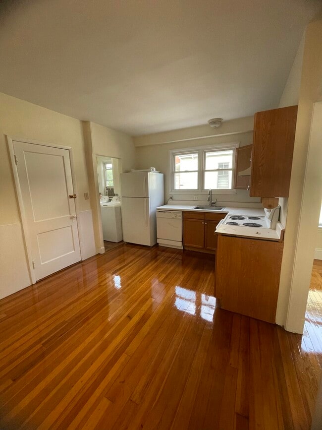 Building Photo - 17 Egerton Rd Unit 1 Rental