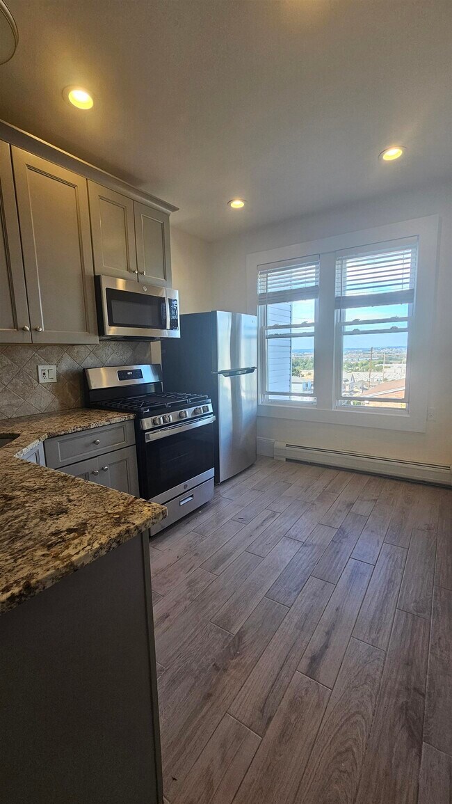 9103 Bergenwood Ave Unit 2L