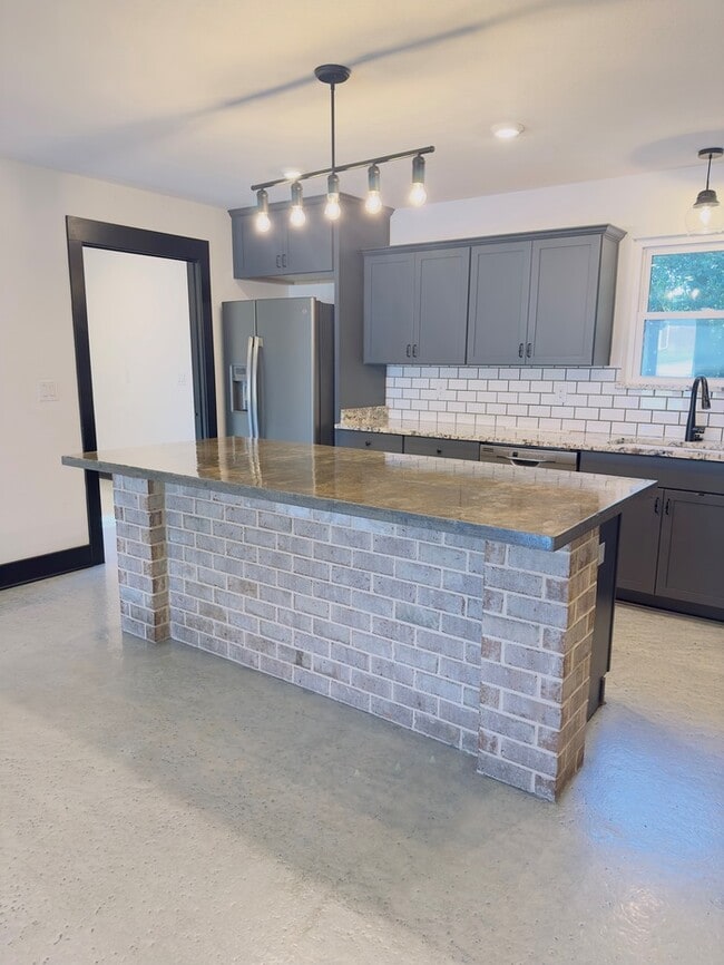 Photo - Just like New 3/2 - Custom Quality Constru...