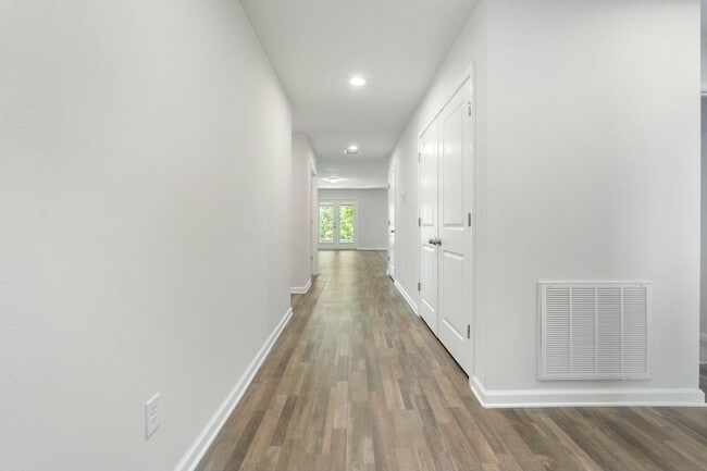 Photo - 610 Riverwalk Cir
