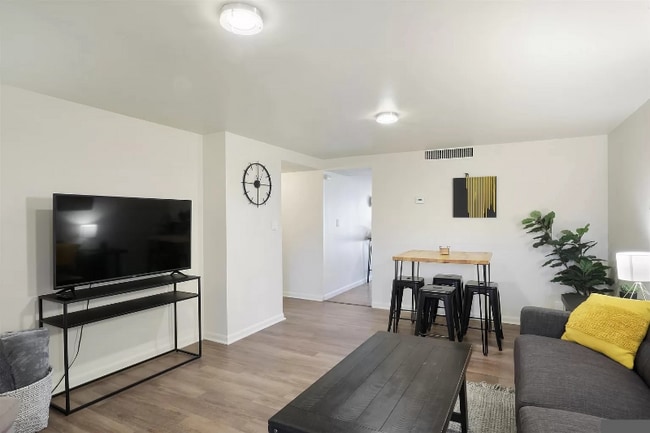 Photo - 120 S 38th Ave