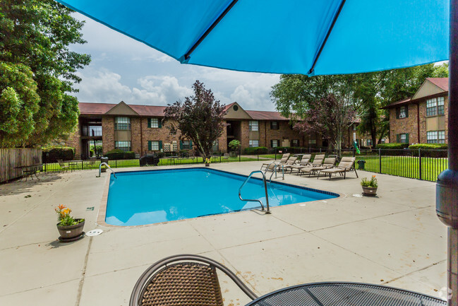 Building Photo - The Bentley Apartments