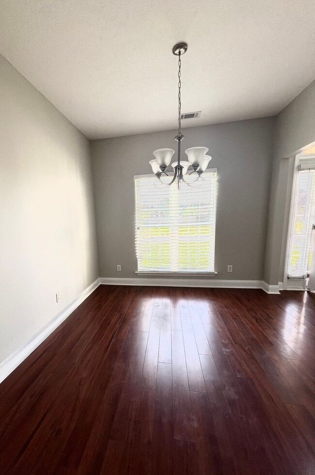 Photo - 4 bed 2.5 bath home!
