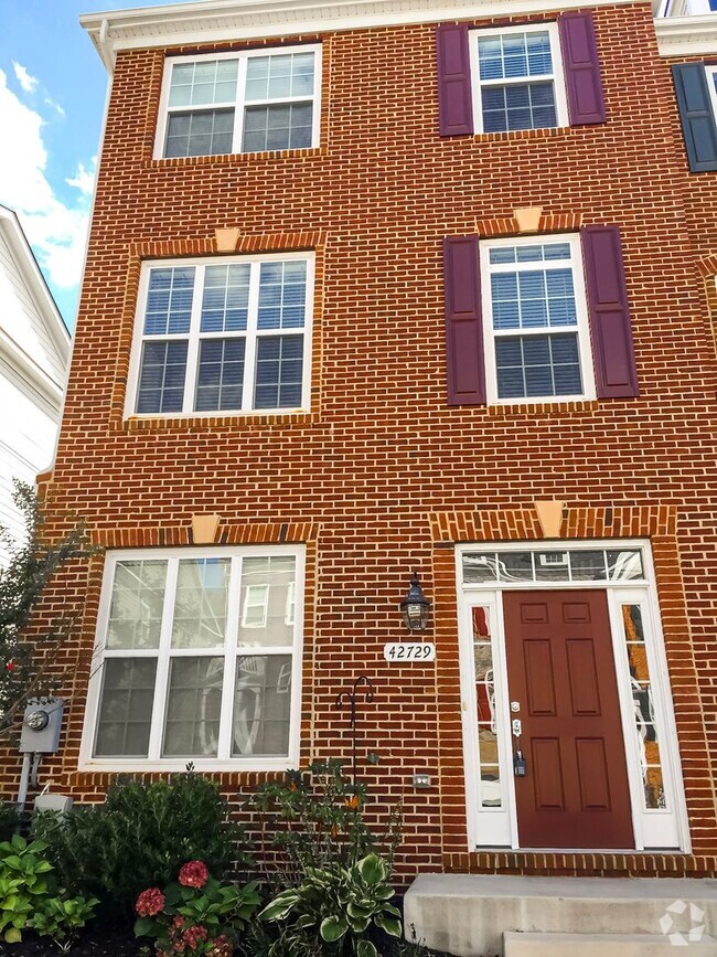 Building Photo - Beautiful 4 Bed 2/2 Bath End-Unit Brick To... Rental