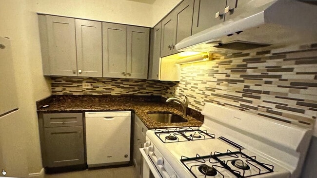 Building Photo - 3710 N Pine Grove Ave