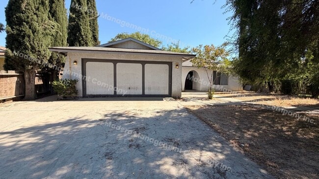 Building Photo - 4 bed/2 Bath - Available now